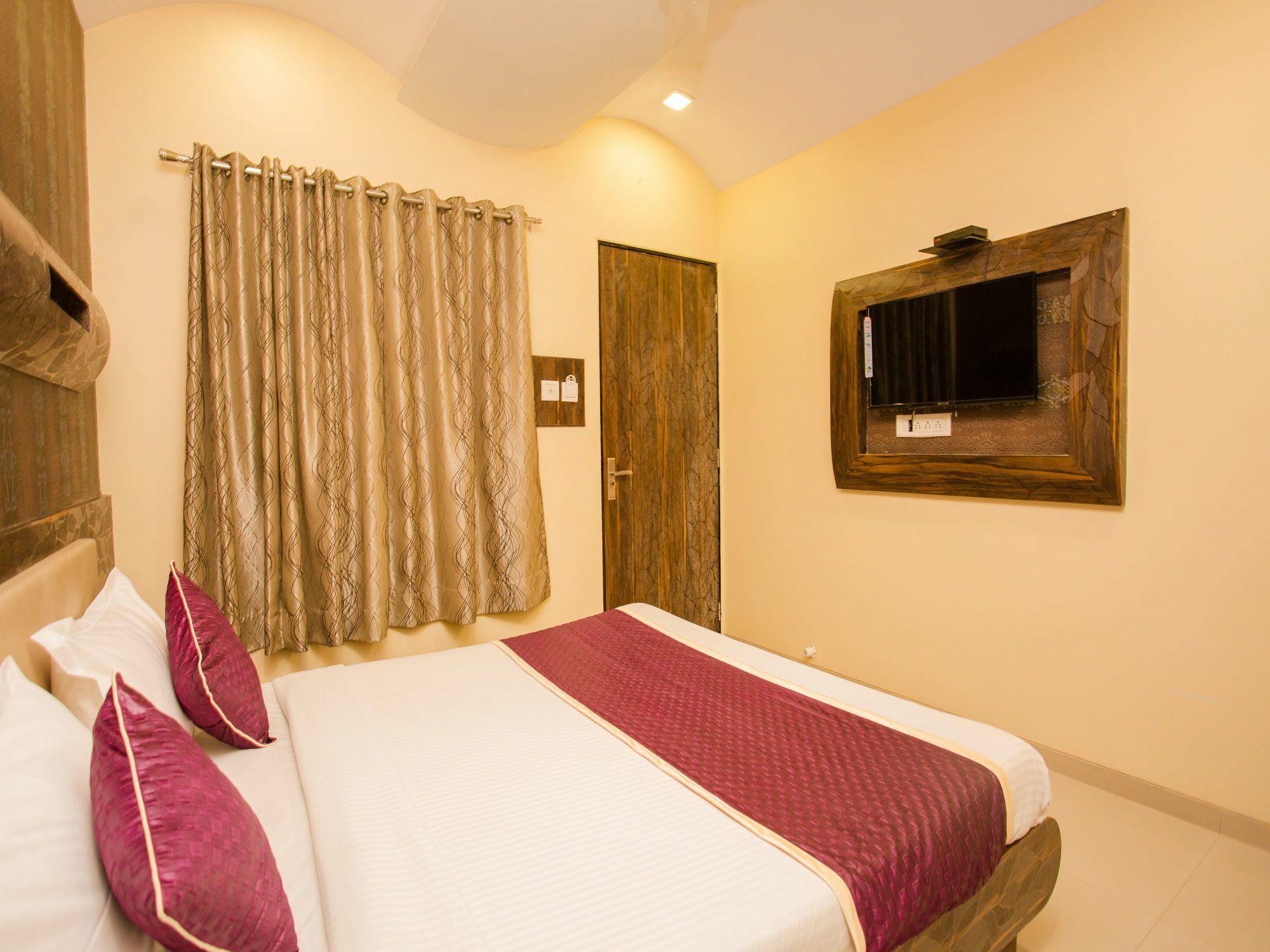Hotel Adore Palace Mumbai  Buitenkant foto